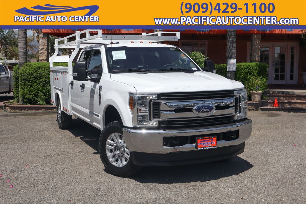 Oxford White 2019 Ford F-350 Super Duty Chassis Pickup Truck Four-Wheel Drive 6-Speed Automatic