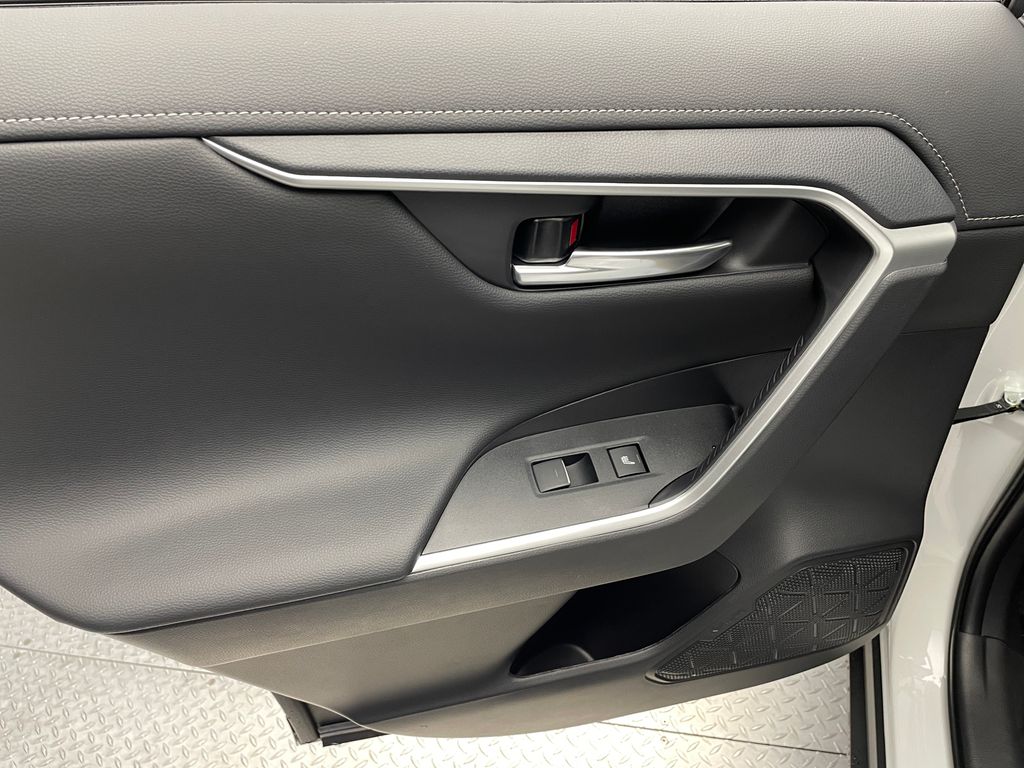 Thumbnail: 2025 Toyota RAV4 - 32