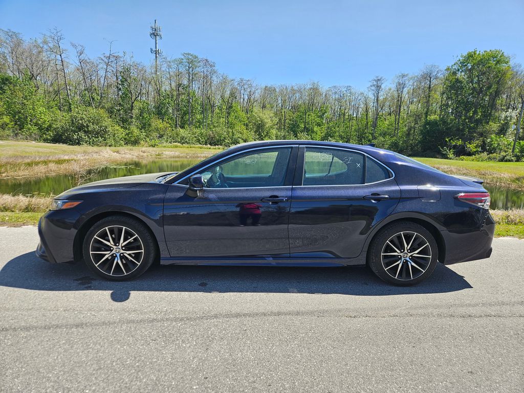 2022 Toyota Camry SE 2