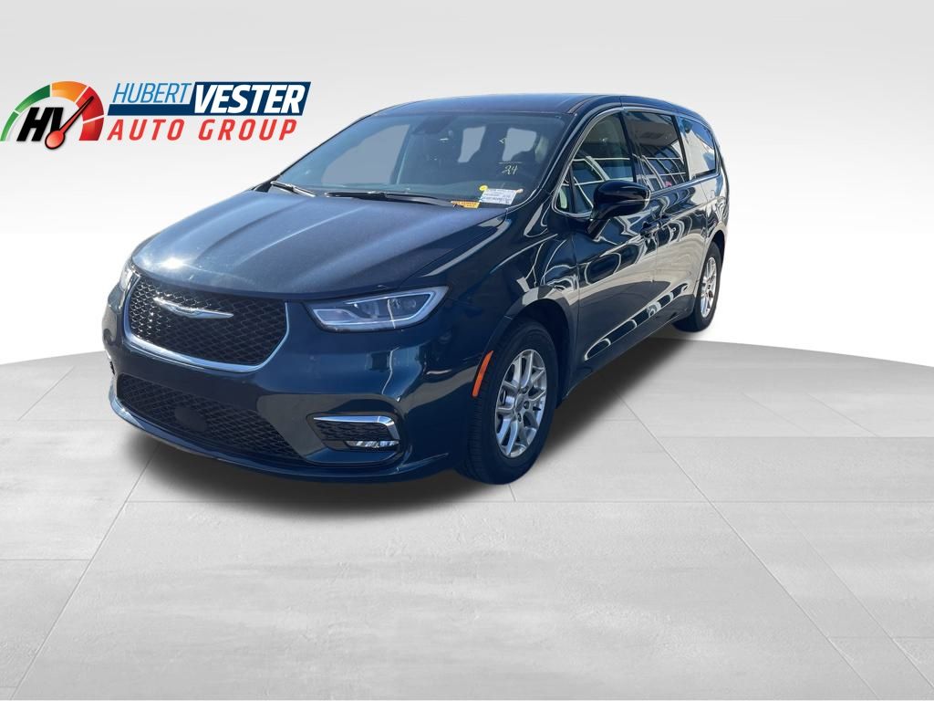 2024 Chrysler Pacifica Touring L's photo