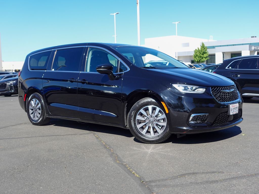 Used 2024 Black Chrysler Select image 4