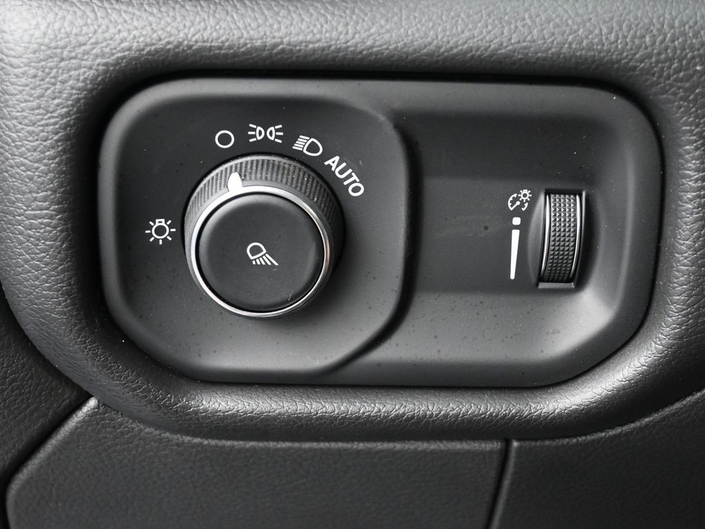 Used 2024 Granite Crystal Metallic Clearcoat Ram Tradesman image 27