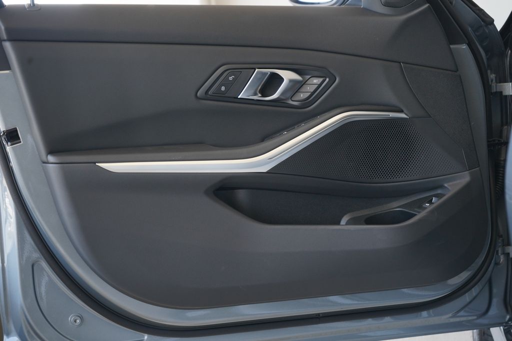 Thumbnail: 2025 BMW 3 Series - 9