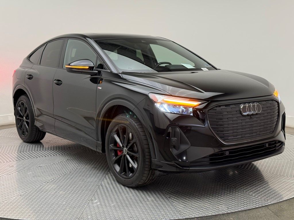 Thumbnail: 2022 Audi Q4 e-tron - 4