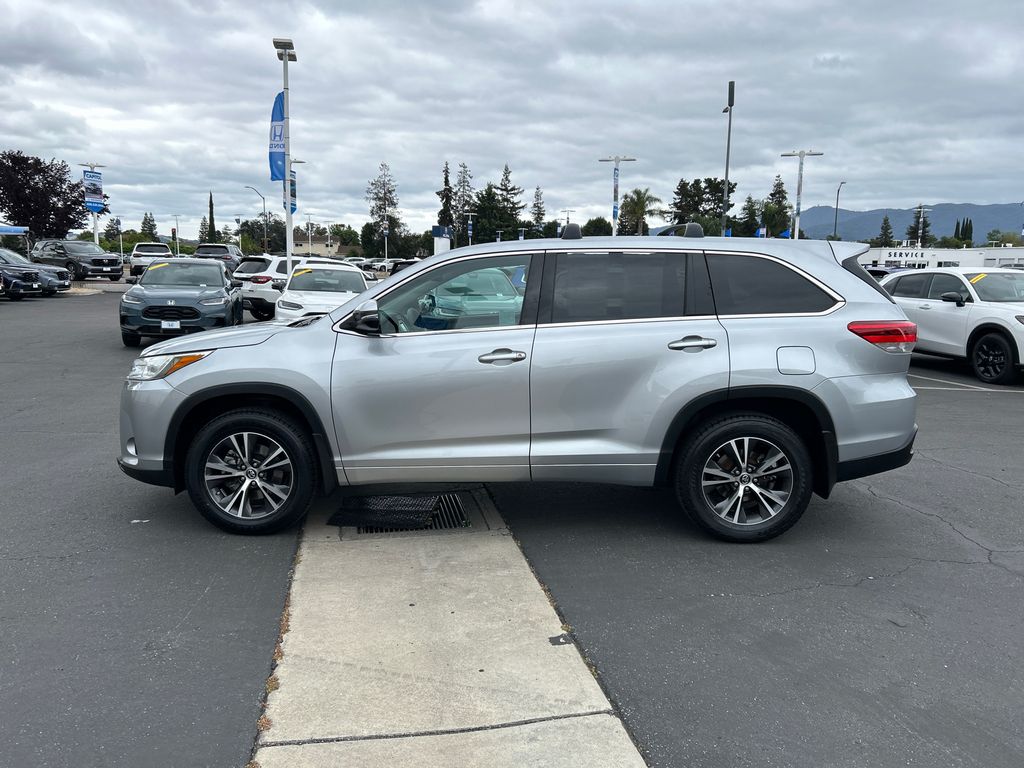 2017 Toyota Highlander LE 4