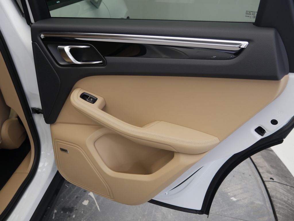 Thumbnail: 2026 Porsche Macan - 30