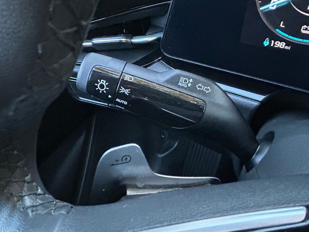 Thumbnail: 2023 Kia Niro - 21