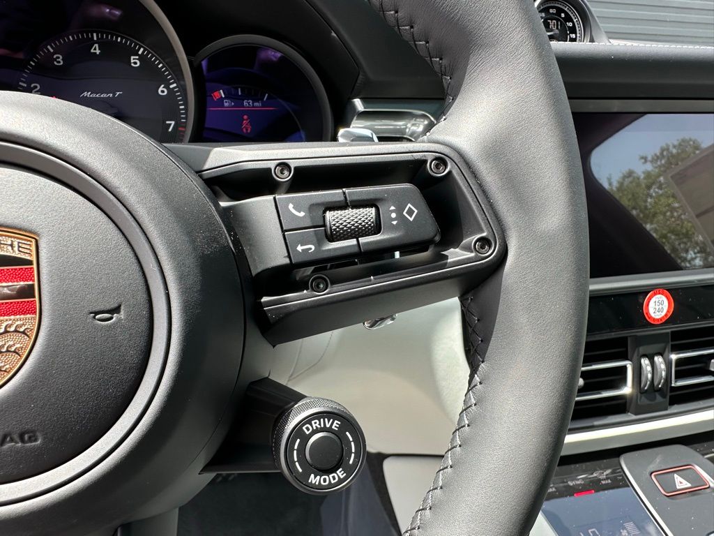 2025 Porsche Macan  19