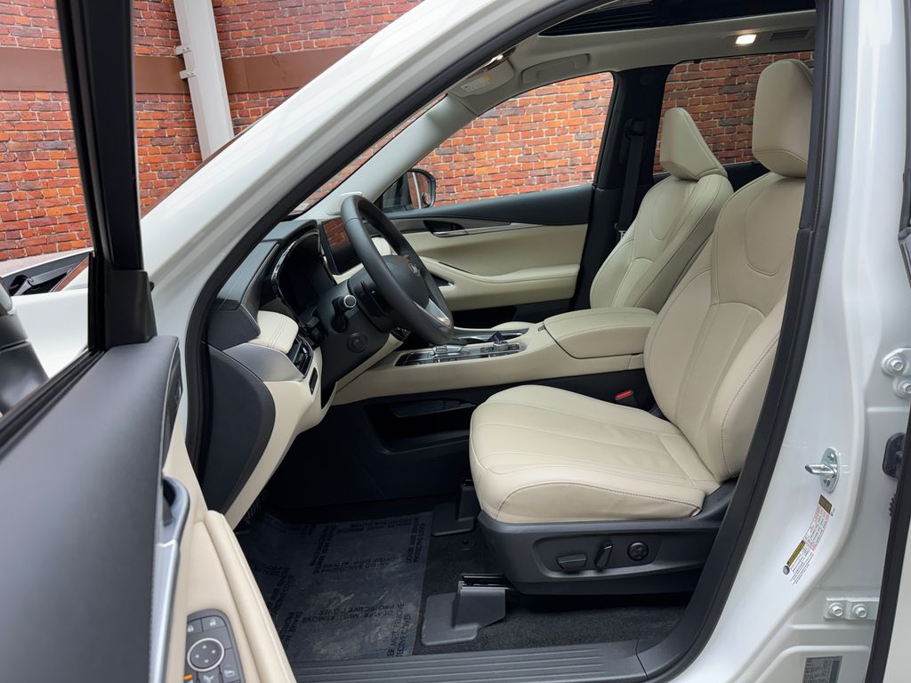 Used 2024 White INFINITI LUXE image 23