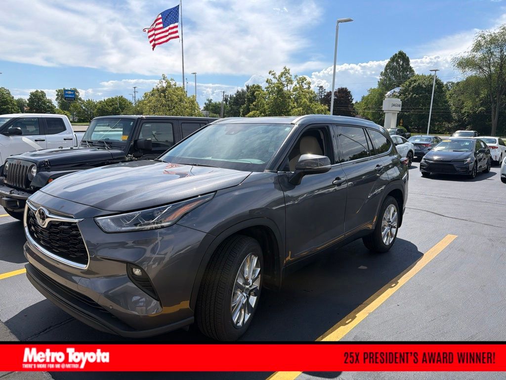 Magnetic Gray Metallic 2024 Toyota Highlander Limited AWD SUV / Crossover All-Wheel Drive 8-Speed Automatic