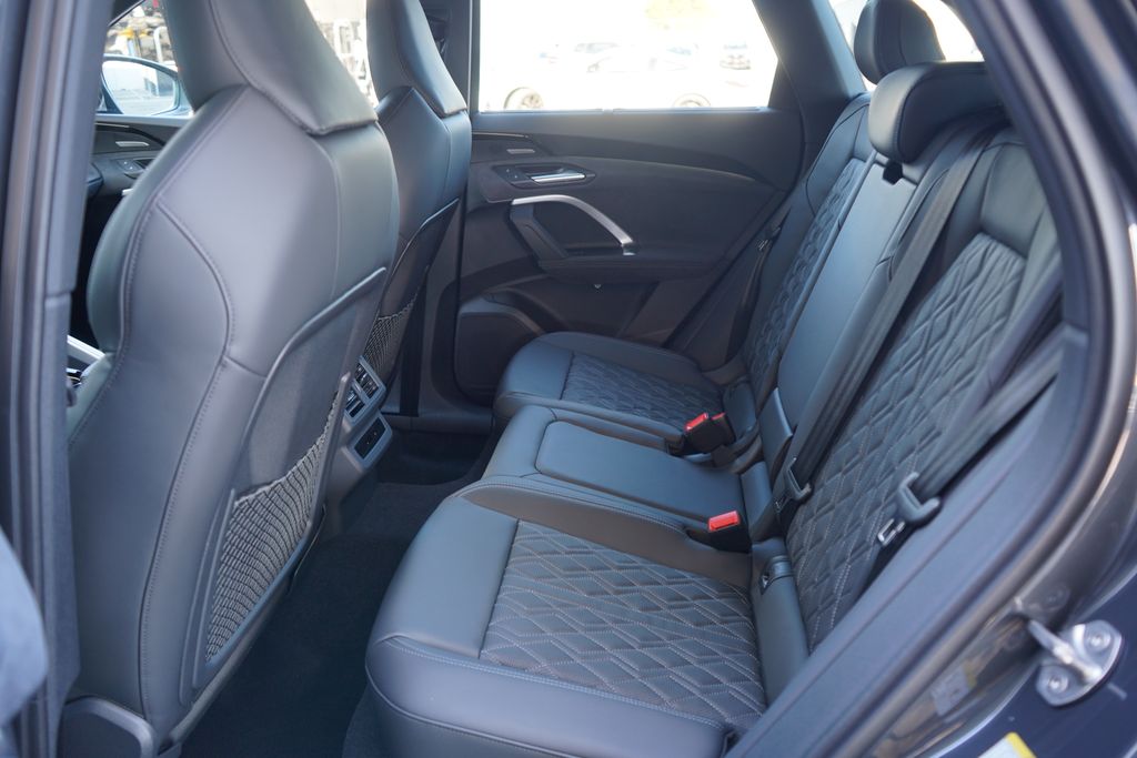 Thumbnail: 2025 Audi SQ5 - 7