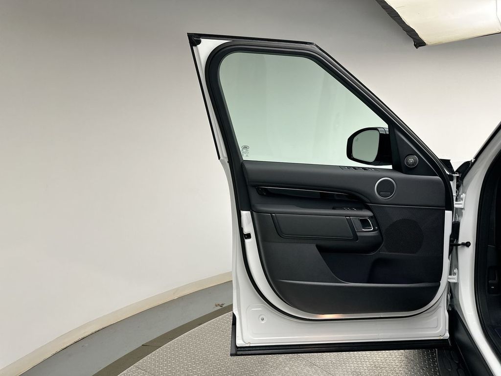 Thumbnail: 2026 Land Rover Discovery - 9