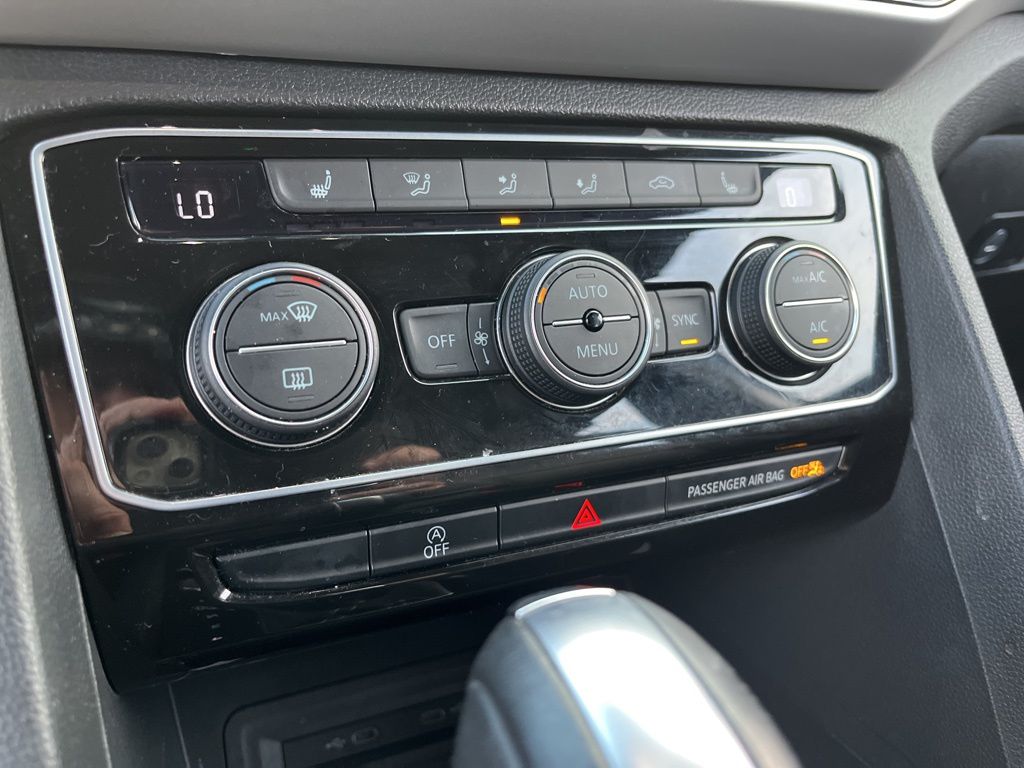 Thumbnail: 2022 Volkswagen Atlas - 24