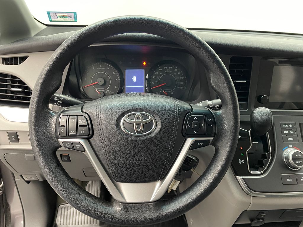 Thumbnail: 2017 Toyota Sienna - 21