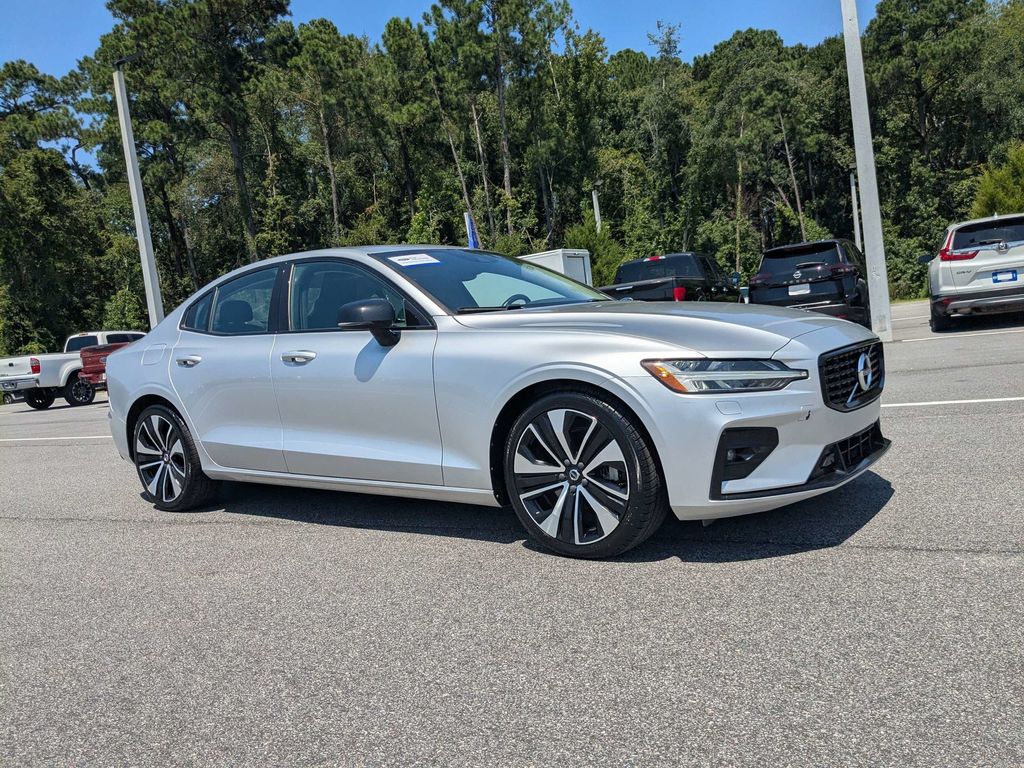 2022 Volvo S60 B5 Momentum FWD