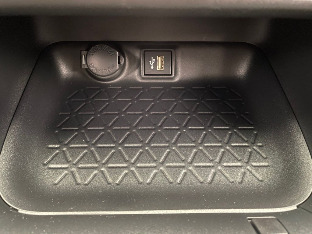 2025 Toyota RAV4 XLE 27