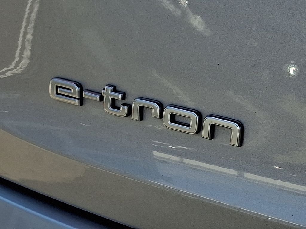 Thumbnail: 2023 Audi e-tron - 30