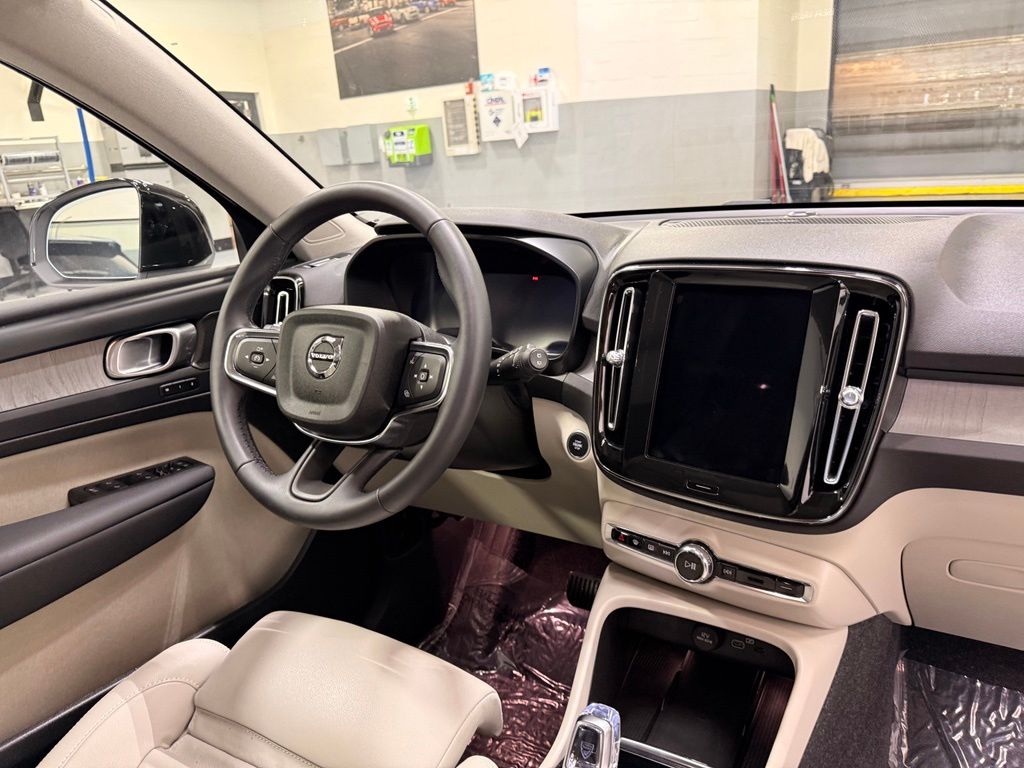 Thumbnail: 2025 Volvo XC40 - 27
