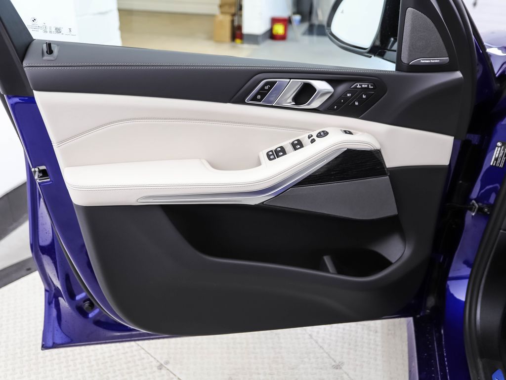 Thumbnail: 2026 BMW X7 - 9