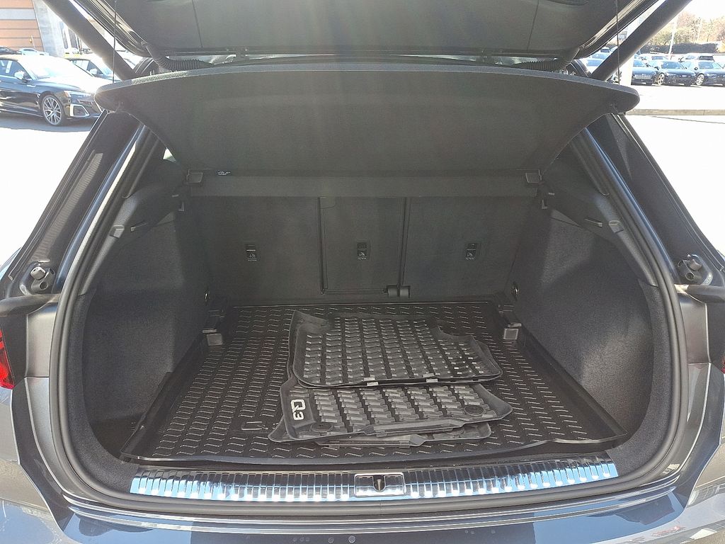 Thumbnail: 2025 Audi Q3 - 26