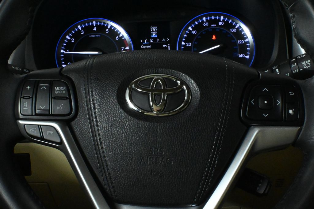 Thumbnail: 2016 Toyota Highlander - 20