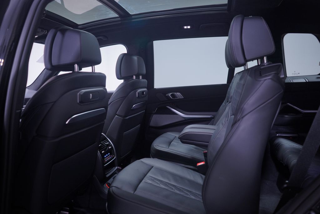 2026 BMW X7 M60i 9