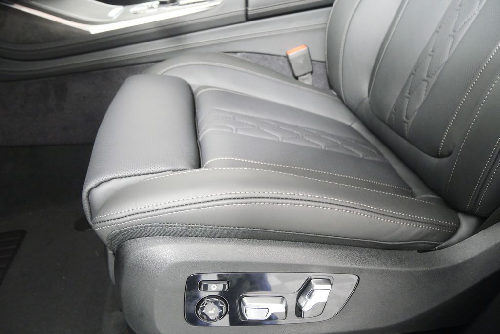 Thumbnail: 2026 BMW X7 - 10