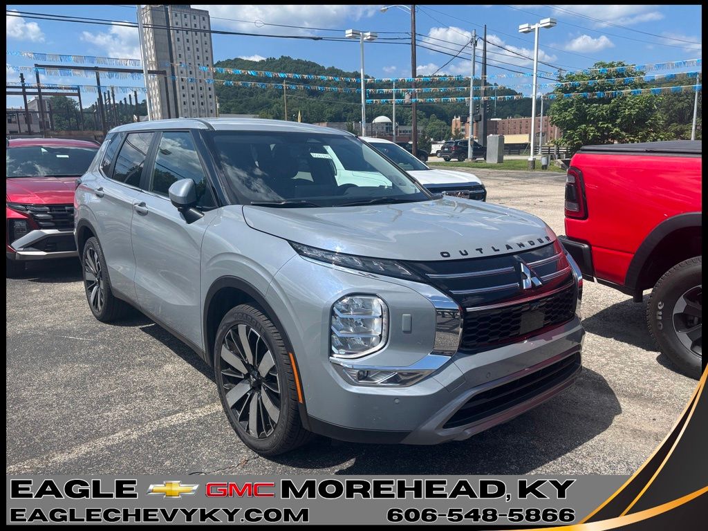 Silver 2025 Mitsubishi Outlander SUV / Crossover Front-Wheel Drive Continuously Variable Transmission