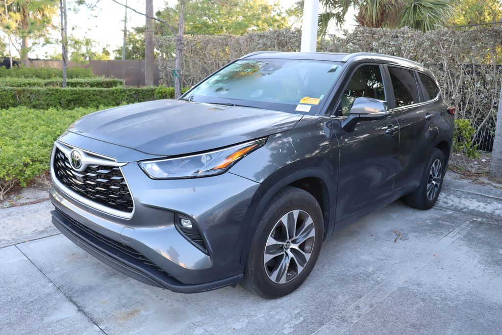 2023 Toyota Highlander XLE Hero Image