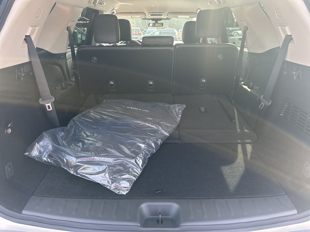 2025 Everest White Pearl Tricoat Nissan Pathfinder SL FWD SUV
