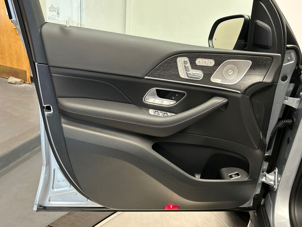 2025 Mercedes-Benz GLS 450 4MATIC 11