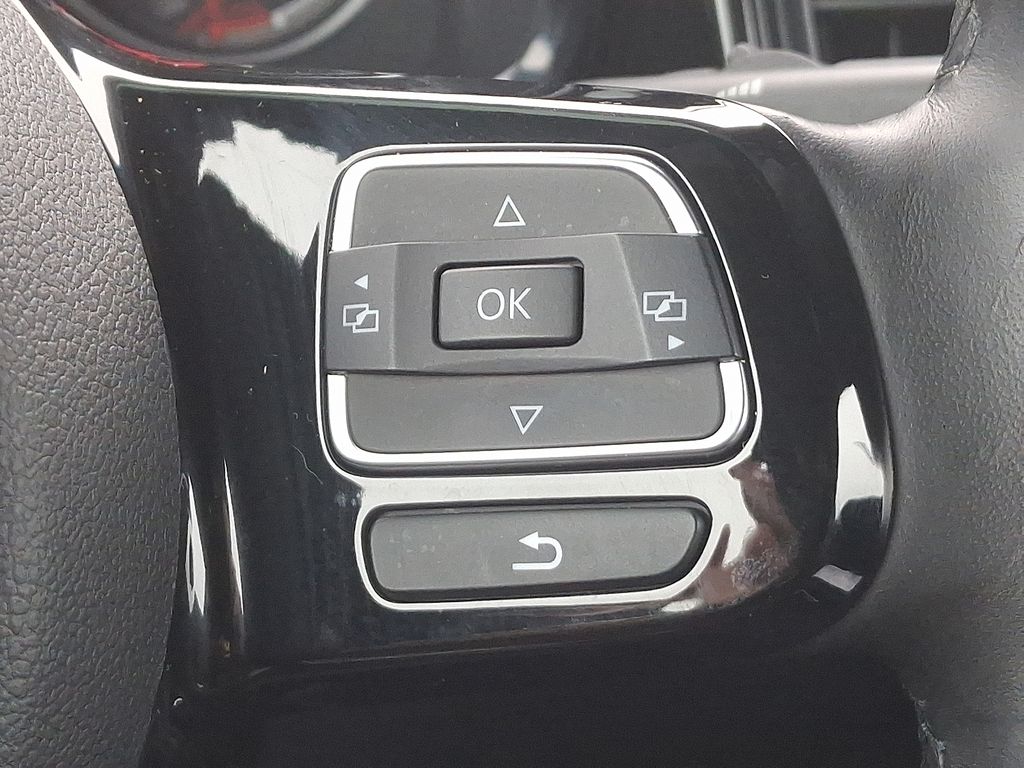 Thumbnail: 2018 Volkswagen Beetle - 21