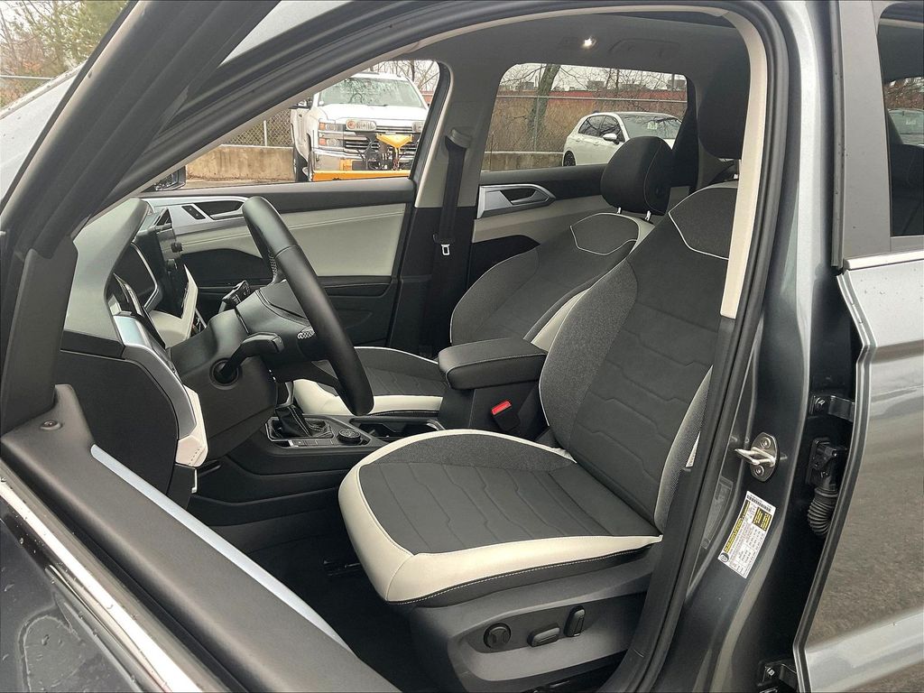 2025 Volkswagen Taos — photo 10