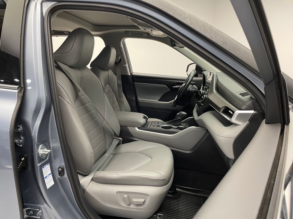 Thumbnail: 2021 Toyota Highlander - 18