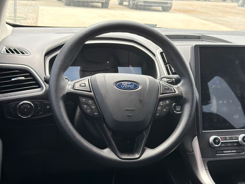 Used 2021 Silver Ford SE image 18