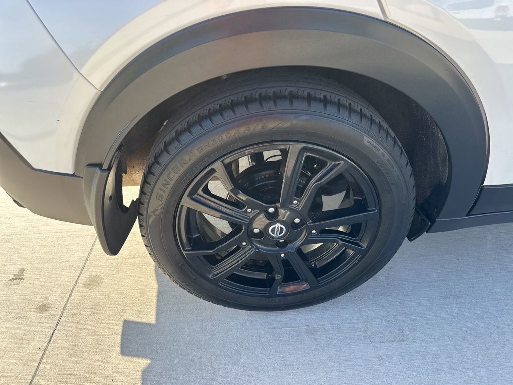 2020 Aspen White/Super Black Nissan Kicks SR FWD SUV