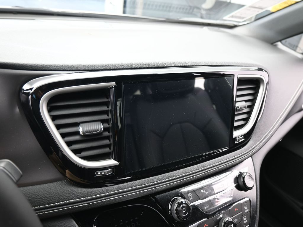 New 2026 Bright White Clearcoat Chrysler Select image 18