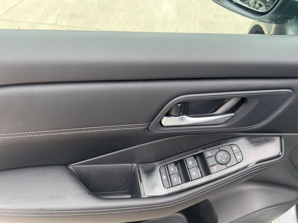 2025 Everest White Pearl Nissan Rogue SV FWD SUV