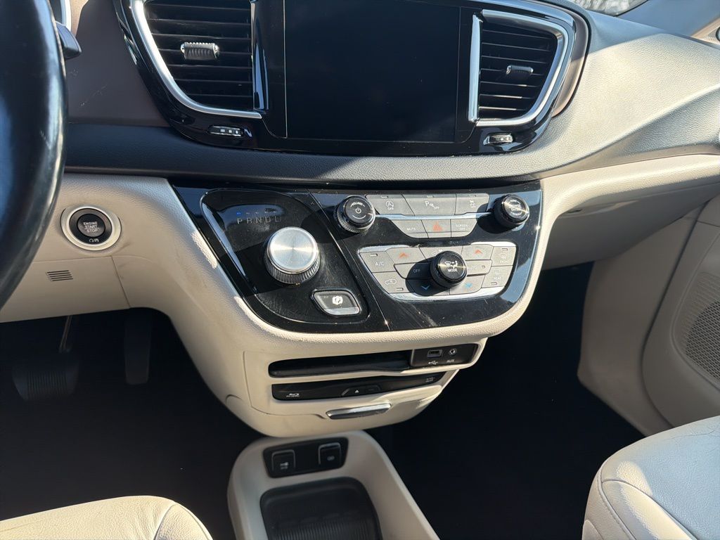 Thumbnail: 2018 Chrysler Pacifica - 15