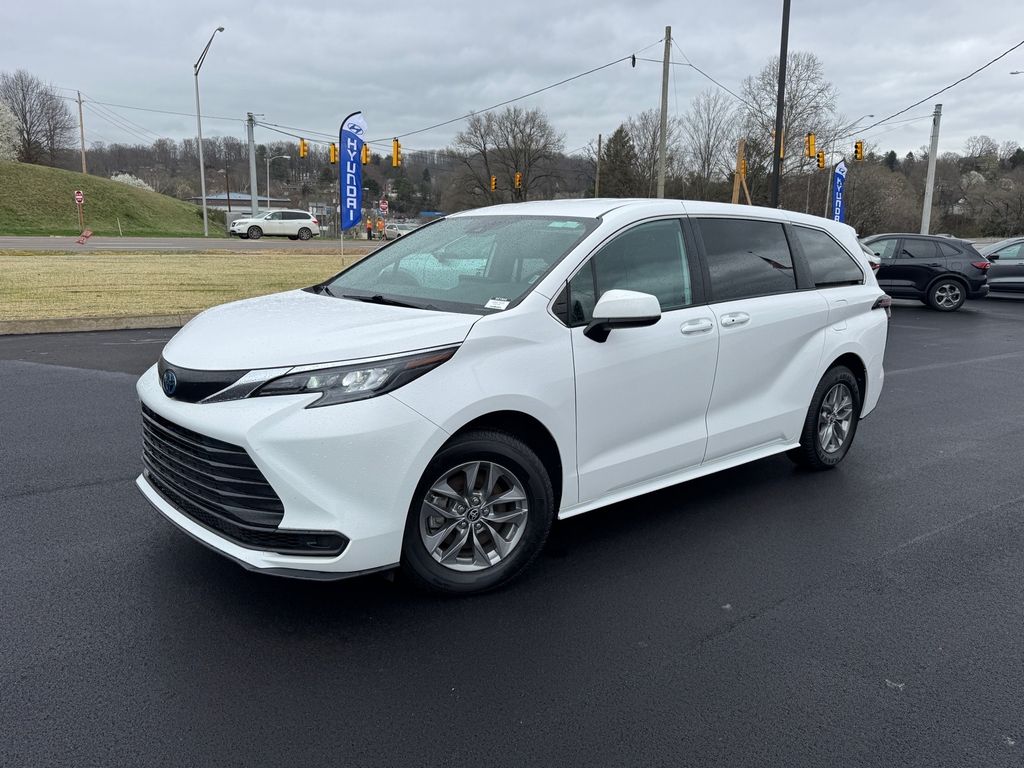 2025 Toyota Sienna LE 8-Passenger FWD