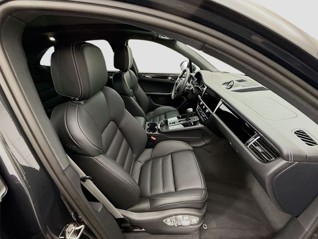 Thumbnail: 2025 Porsche Macan - 22