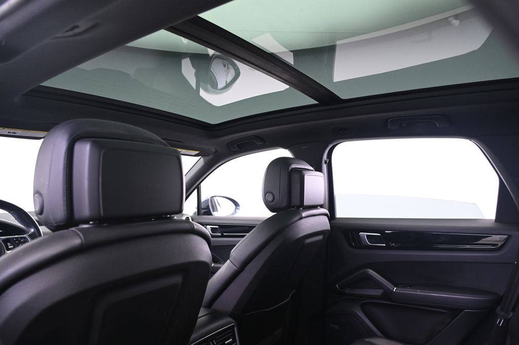Thumbnail: 2020 Porsche Cayenne - 25