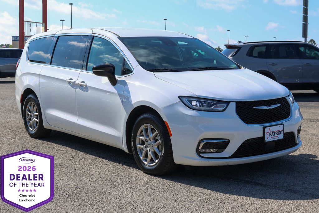 Bright White Clearcoat 2024 Chrysler Pacifica Minivan Front-Wheel Drive 9-Speed Automatic