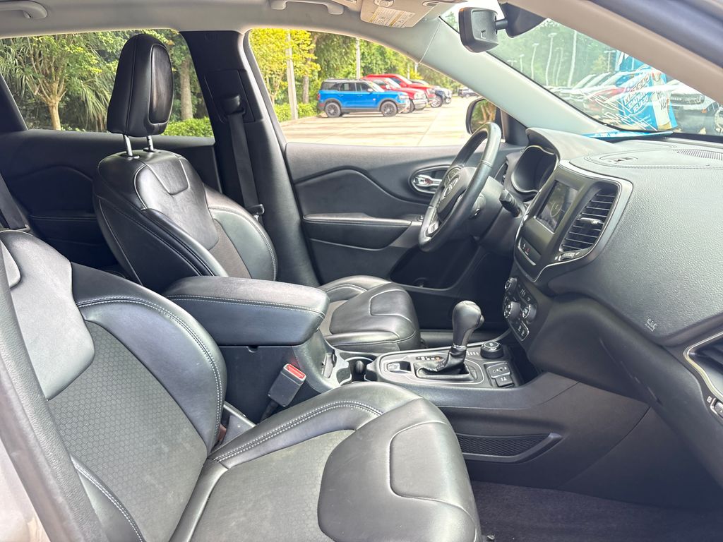 Used 2019 Silver Jeep Latitude Plus image 29