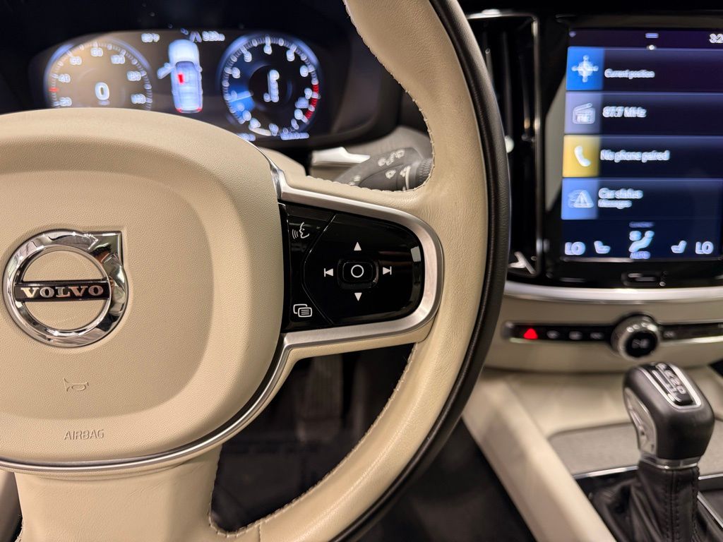 Thumbnail: 2022 Volvo S60 - 14