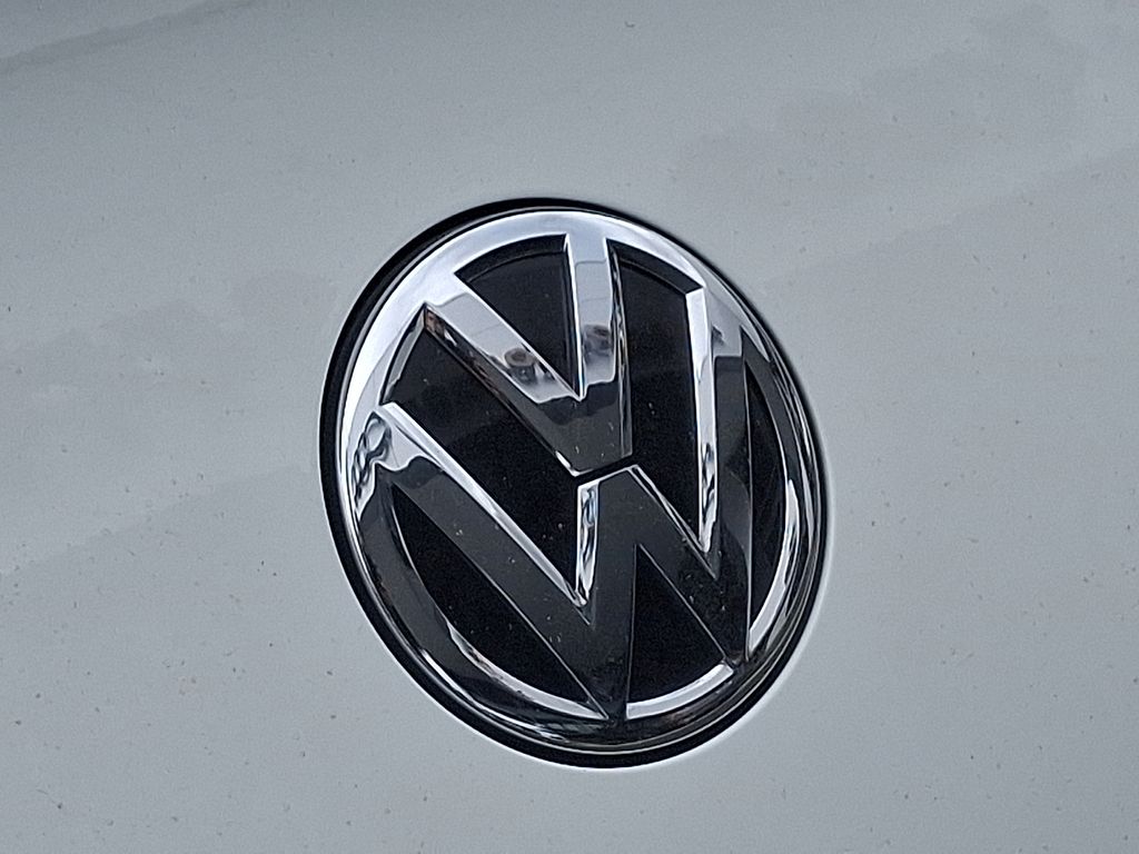 2017 Volkswagen Beetle S 28