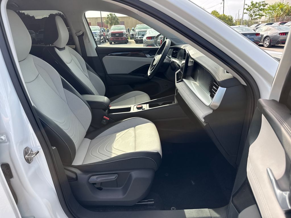 Certified Used 2025  Volkswagen 2.0T SE image 23