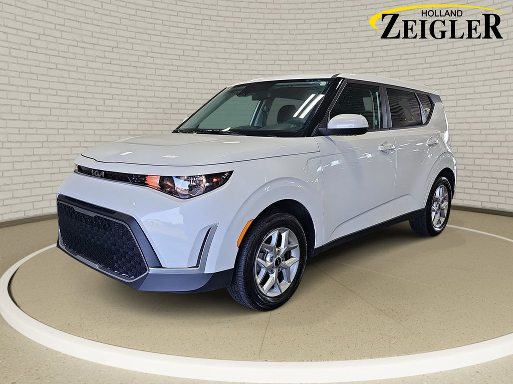 White 2025 Kia Soul SUV / Crossover Front-Wheel Drive Continuously Variable Transmission