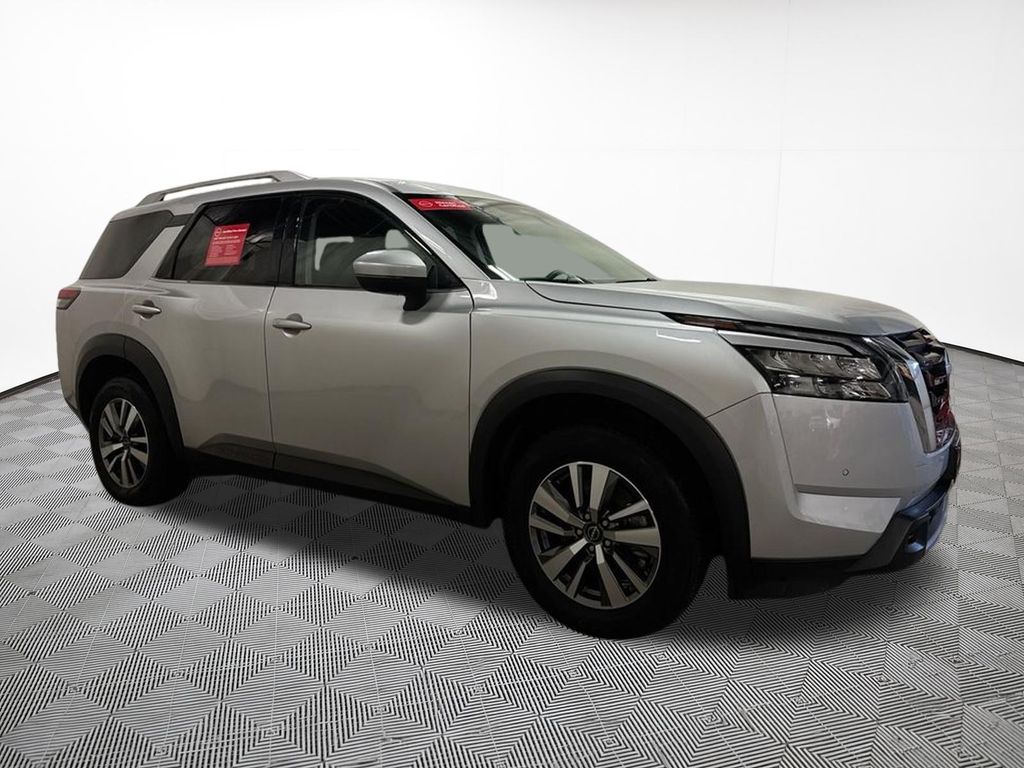 View vehicle photo 4