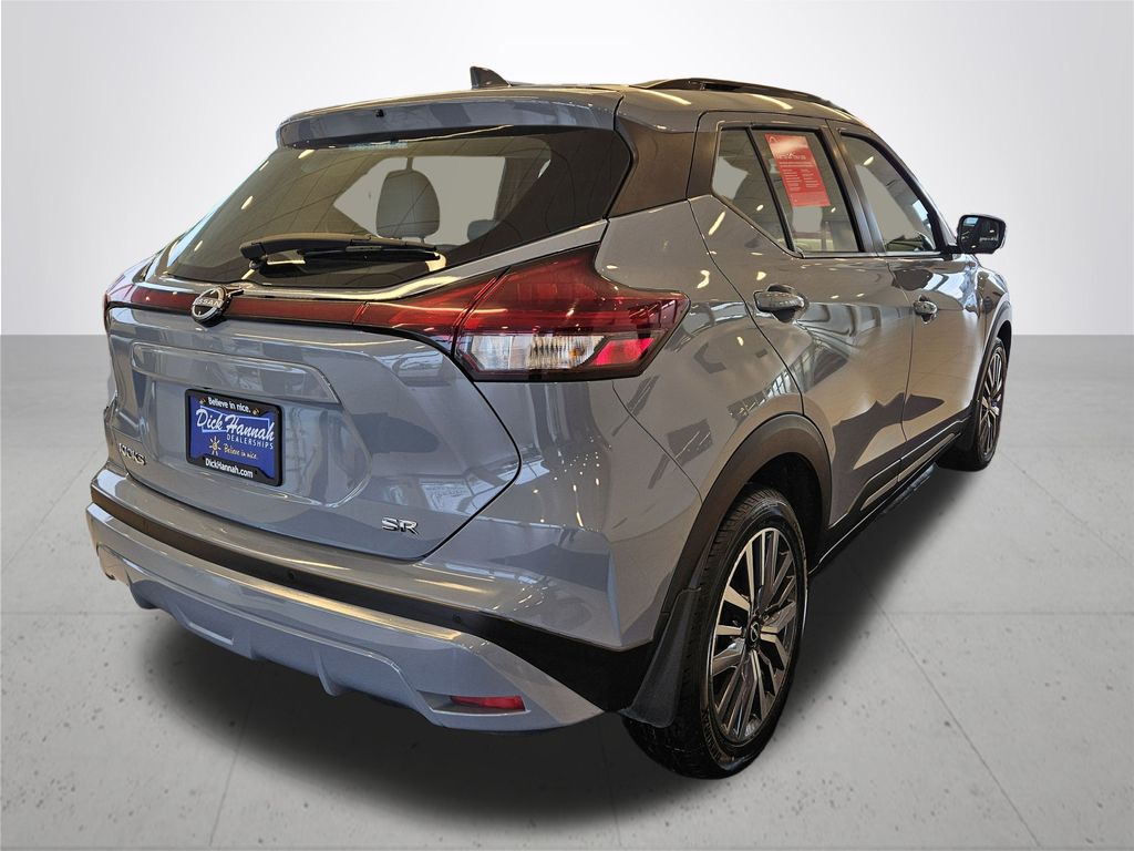 2023 Nissan Kicks SR photo 3
